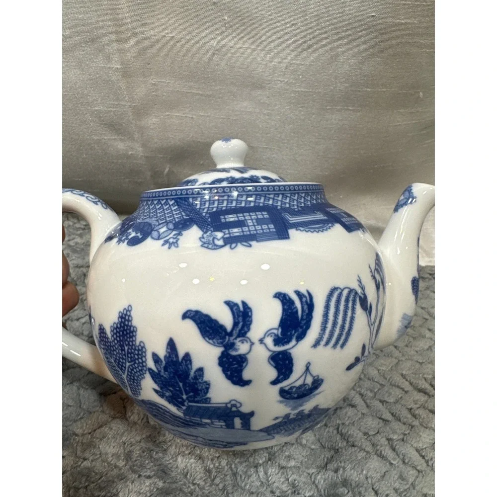 HIC China Blue Willow Teapot Ceramic Blue and White Chinoiserie Tea Pot with Lid